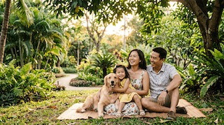 trẻ nhỏ và chó